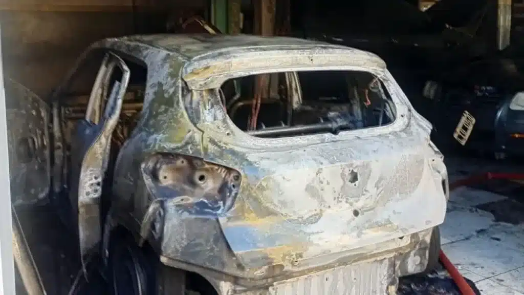 Incendio en Lomas de Zamora deja herido y autos destruidos — Imagen 1