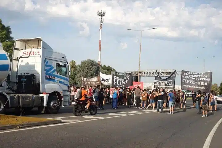 Trabajadores de Lustramax cortan Panamericana en protesta por despidos —…