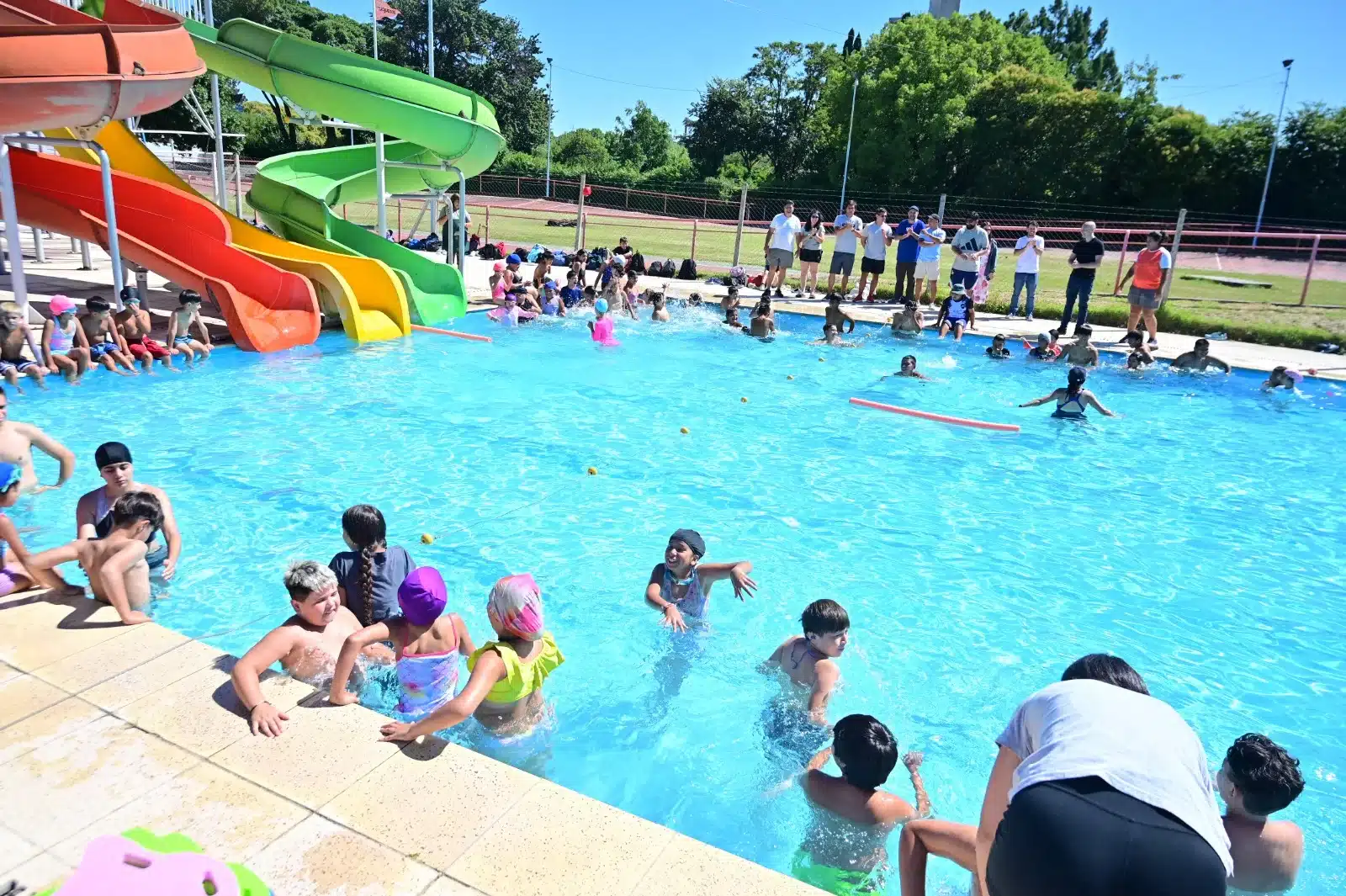 Vecinos disfrutan en la 11ª Colonia de Verano en Escobar con actividades…