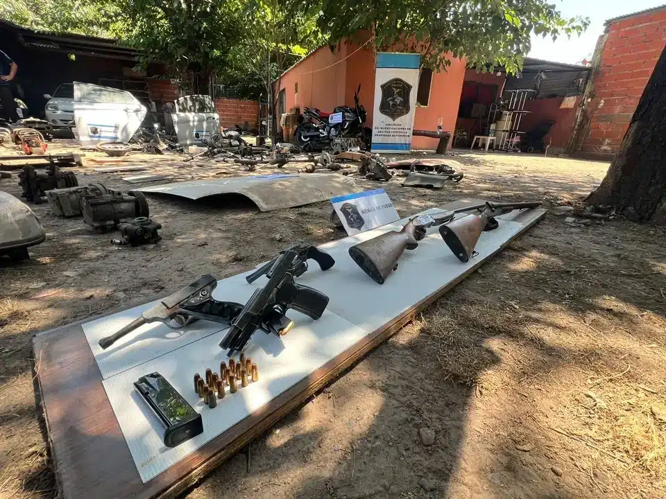 Detienen a ocho personas y se incautan 80 armas en Morón por tráfico — Imagen 1