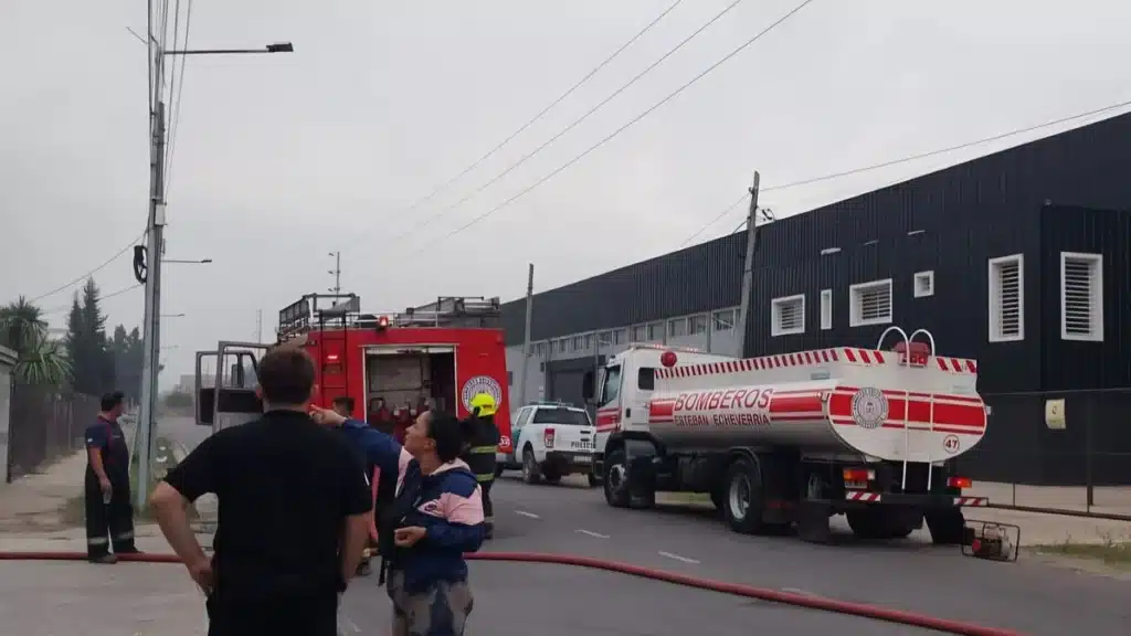 Incendio en planta de transformadores del Parque Industrial de 9 de Abril —…
