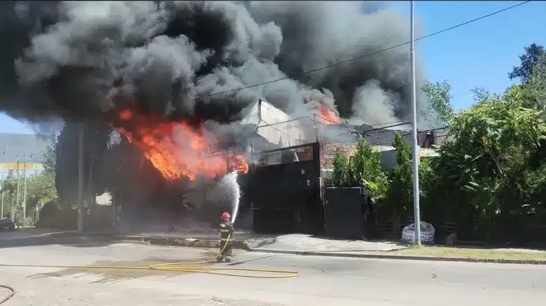 Incendio destruye cervecería Pilar, no hay heridos. — Imagen 1