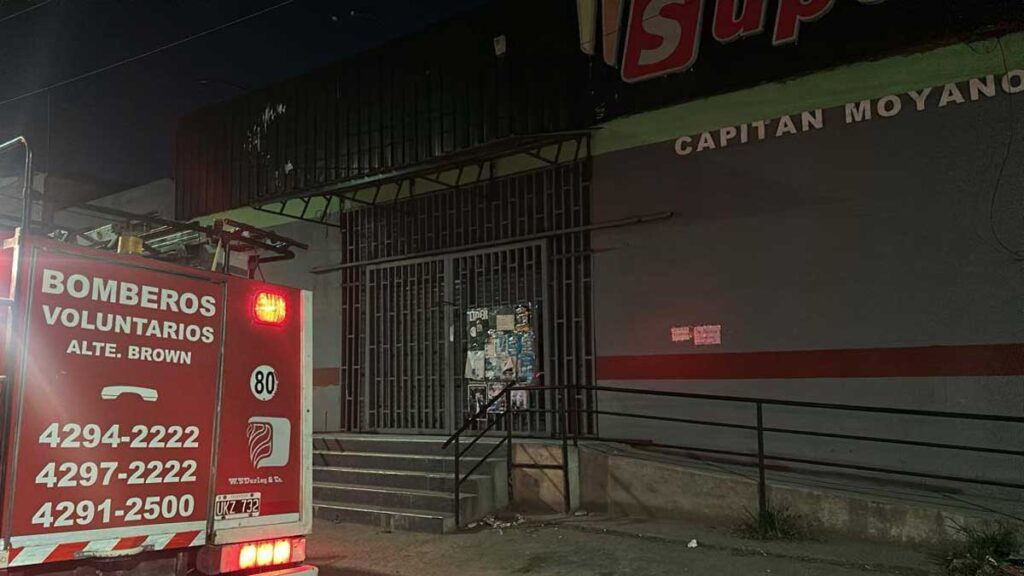 Incendio en supermercado controlado por bomberos y Edesur — Imagen 1