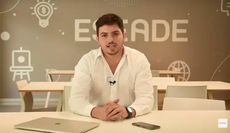 Amoreo Casotti critica la “falacia de la profesionalización” en la…