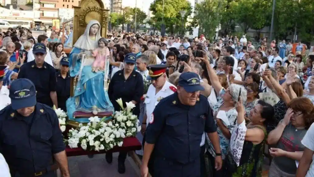Lomas celebra Fiesta Patronal Diocesana con Monseñor Lugones en Plaza — Imagen 1