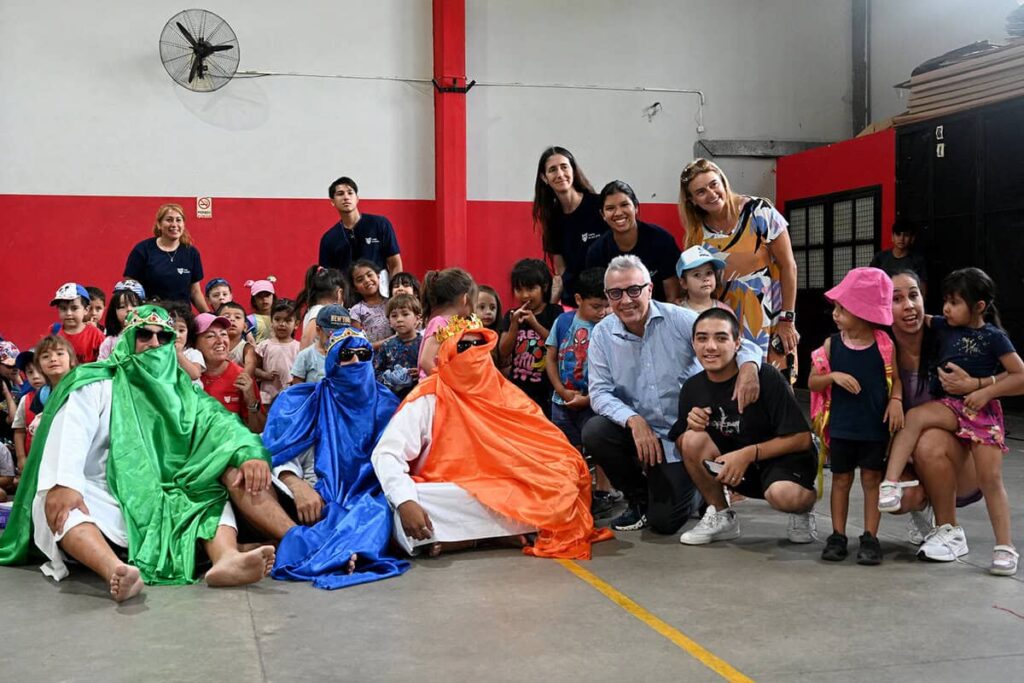 Julio Zamora visita la Colonia de Verano en Troncos del Talar — Imagen 1
