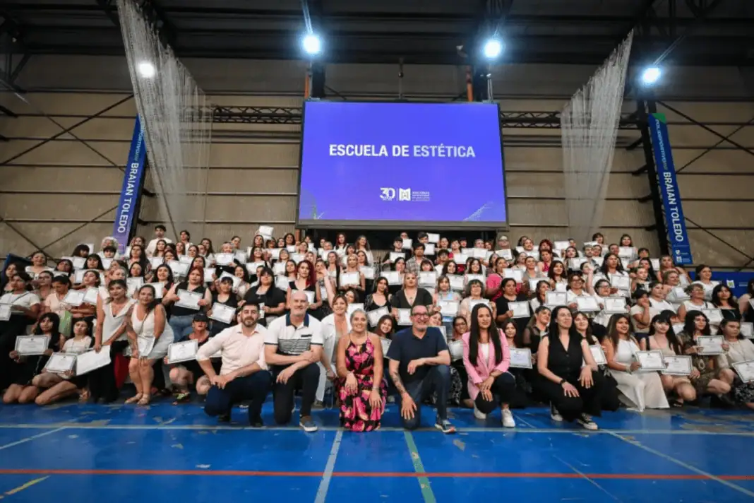 Vecinos egresan del CME de Malvinas Argentinas con 1.500 certificados en —…