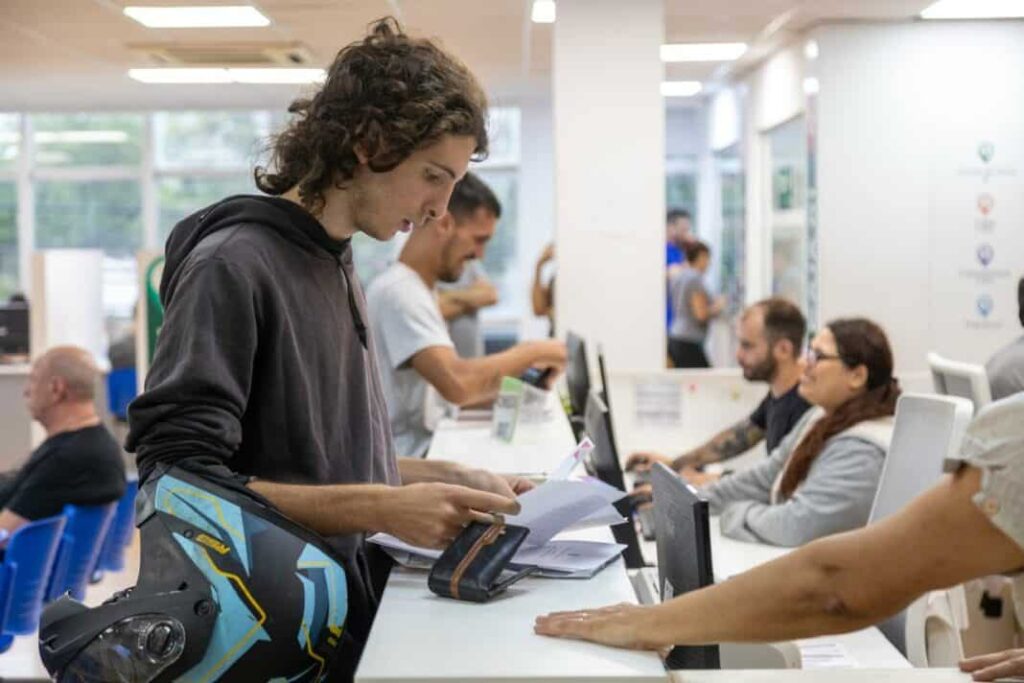 Vecinos de San Isidro obtienen licencia en un día gracias a modernización —…