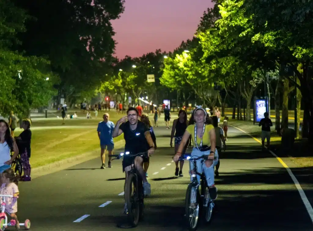 Paseo de Bicicletas Nocturno en San Isidro — Imagen 1