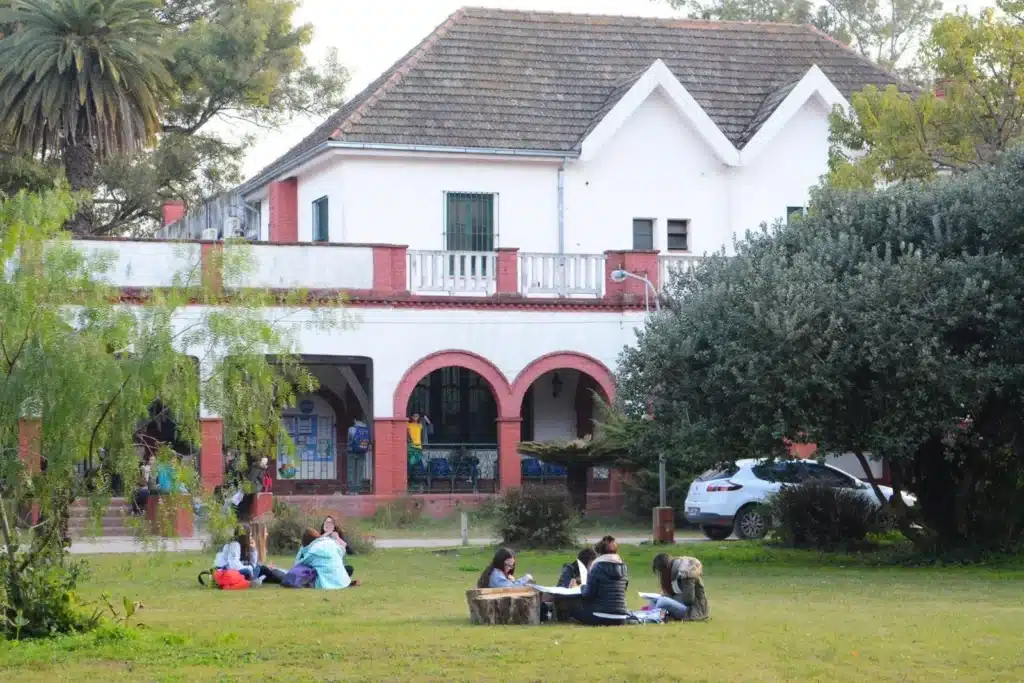 Buenos Aires lanza diplomatura gratuita en IA para jóvenes de Escobar — Imagen 1