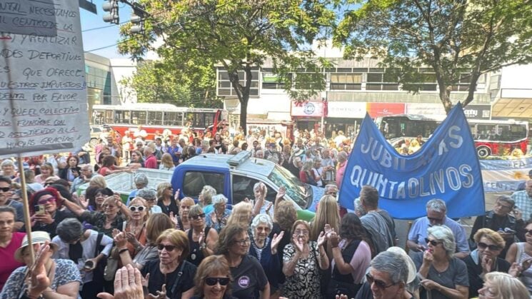 Vecinos protestaron en Vicente López contra la suspensión del Transporte…