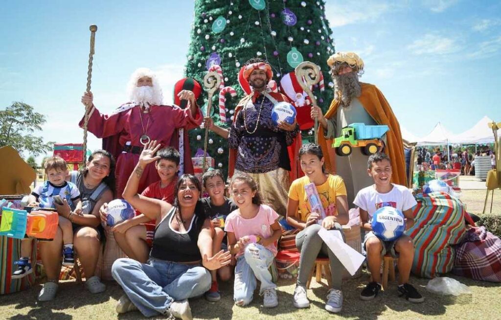 Los Reyes Magos visitaron Quilmes y entregaron regalos a más de 1.000 niños —…
