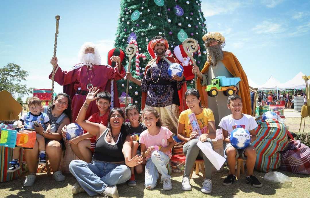 Los Reyes Magos visitaron Quilmes y entregaron regalos a más de 1.000 niños —…