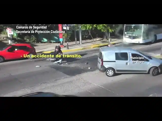 Circulaba sin registro de conducir una moto a alta velocidad, cruzó en rojo e…