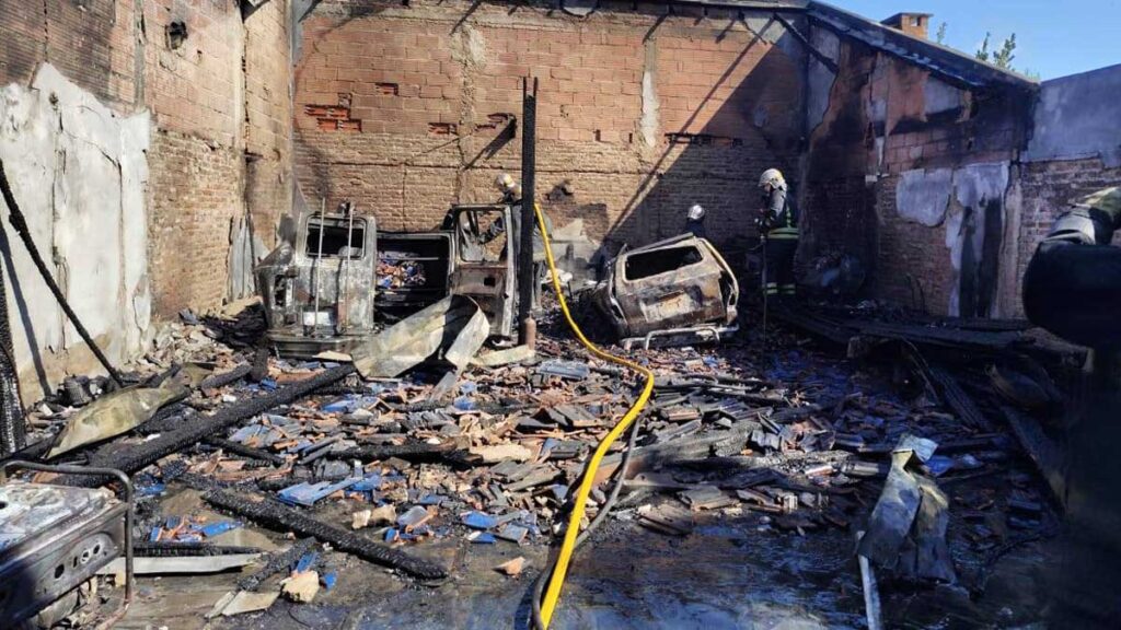 Incendio en taller mecánico de Llavallol sofocado por bomberos — Imagen 1