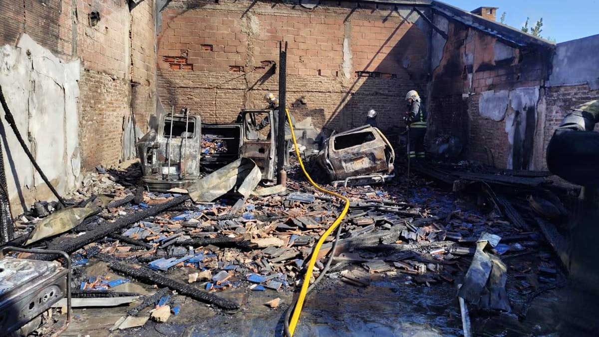 Incendio en taller mecánico de Llavallol sofocado por bomberos — Imagen 1