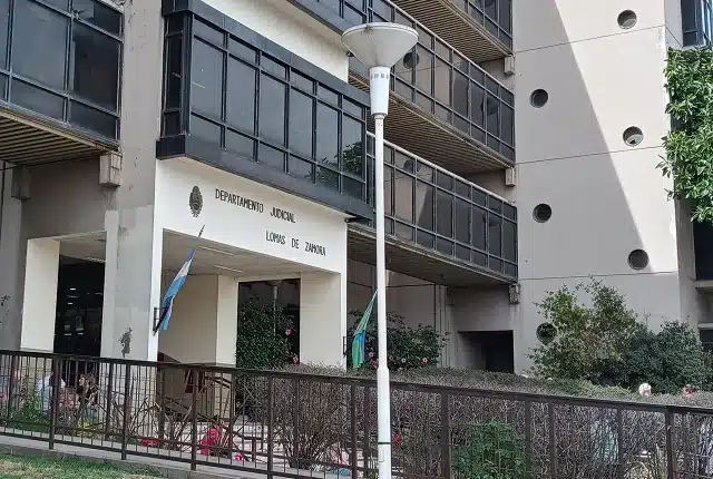 Jueces de Lomas juzgarán a agente penitenciario por abusos a su pareja —…