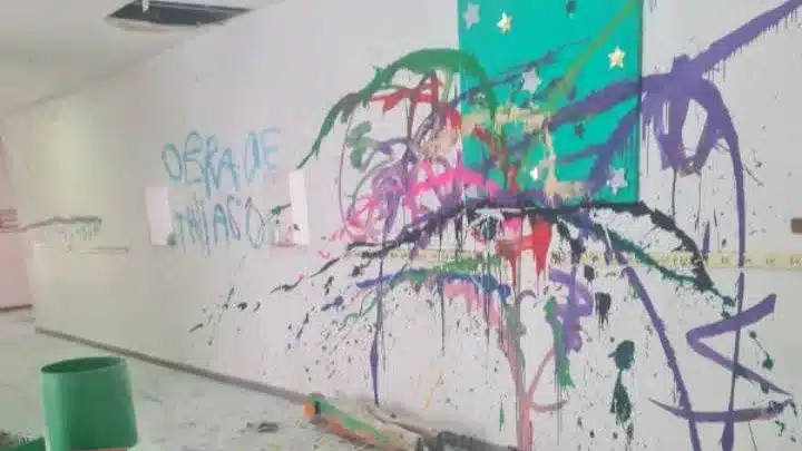 Indignación en Ezeiza: vándalos destrozaron y saquearon el Jardín 932 — Imagen 1