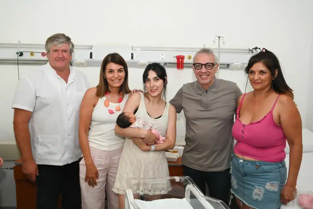 Julio Zamora visita a Larissa, primera bebé del 2026 en Tigre, y destaca labor…