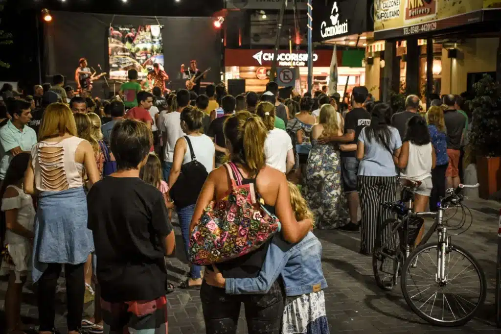 Peatonal Ochentosa en Escobar con gastronomía, música en vivo y emprendedores:…