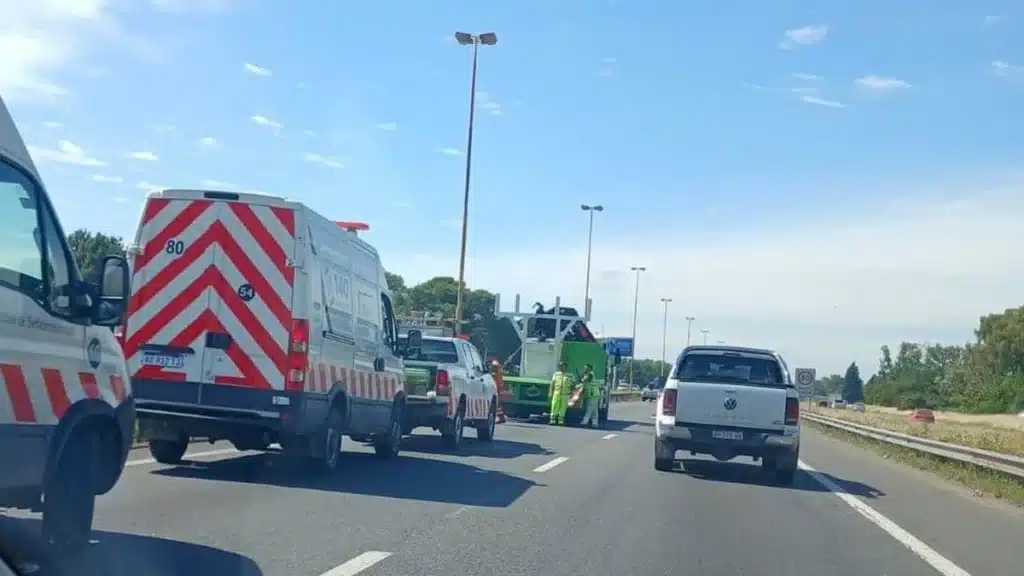 Manifestantes cortan autopista Riccheri en Ezeiza — Imagen 1