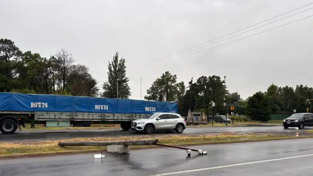 Tormenta en Ezeiza: cae poste y provoca demoras en la Ruta 58 — Imagen 1