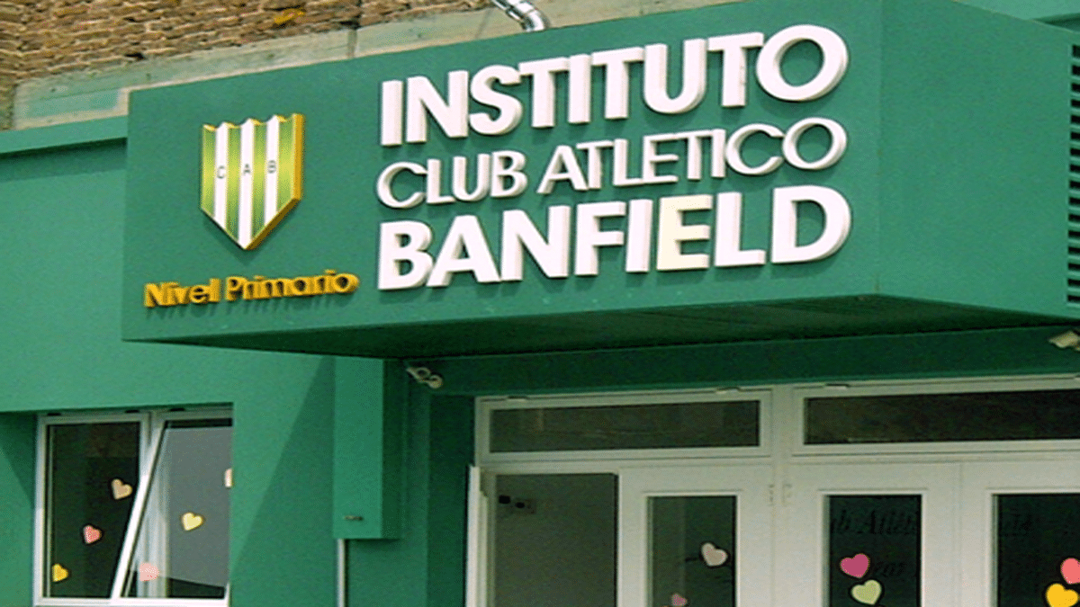 Banfield: Docentes del colegio del club denuncian falta de pago