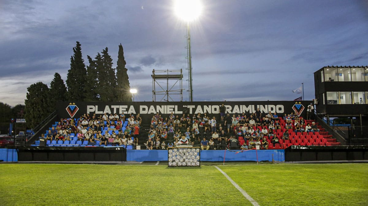 Brown de Adrogué inauguró platea 'Daniel Raimundo'