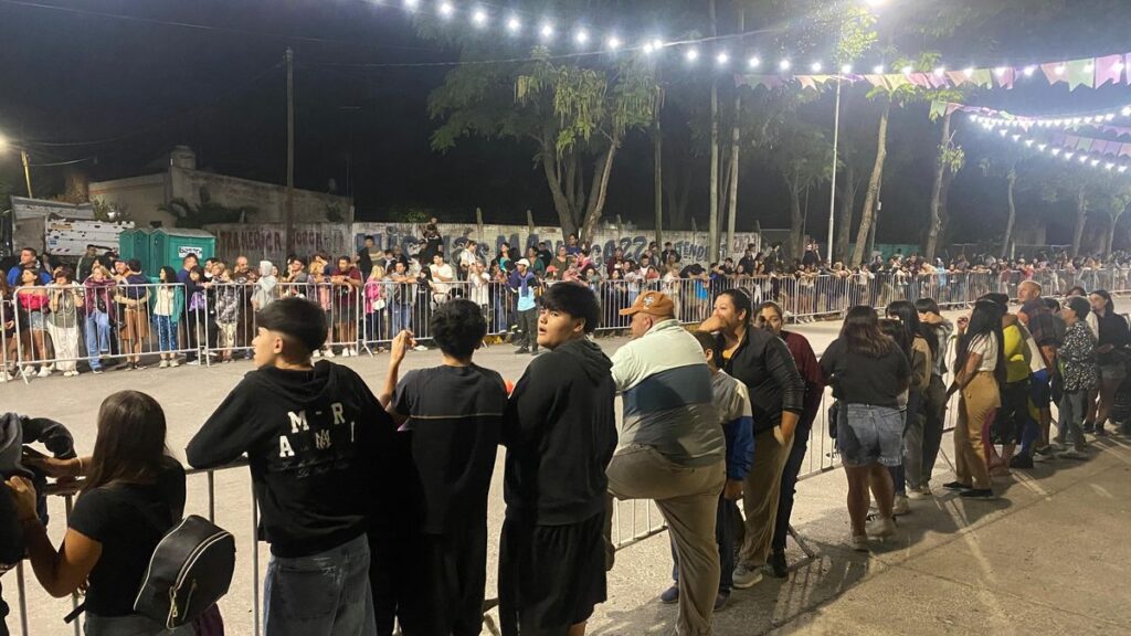 Calles llenas en la primera noche de Carnaval en San Vicente