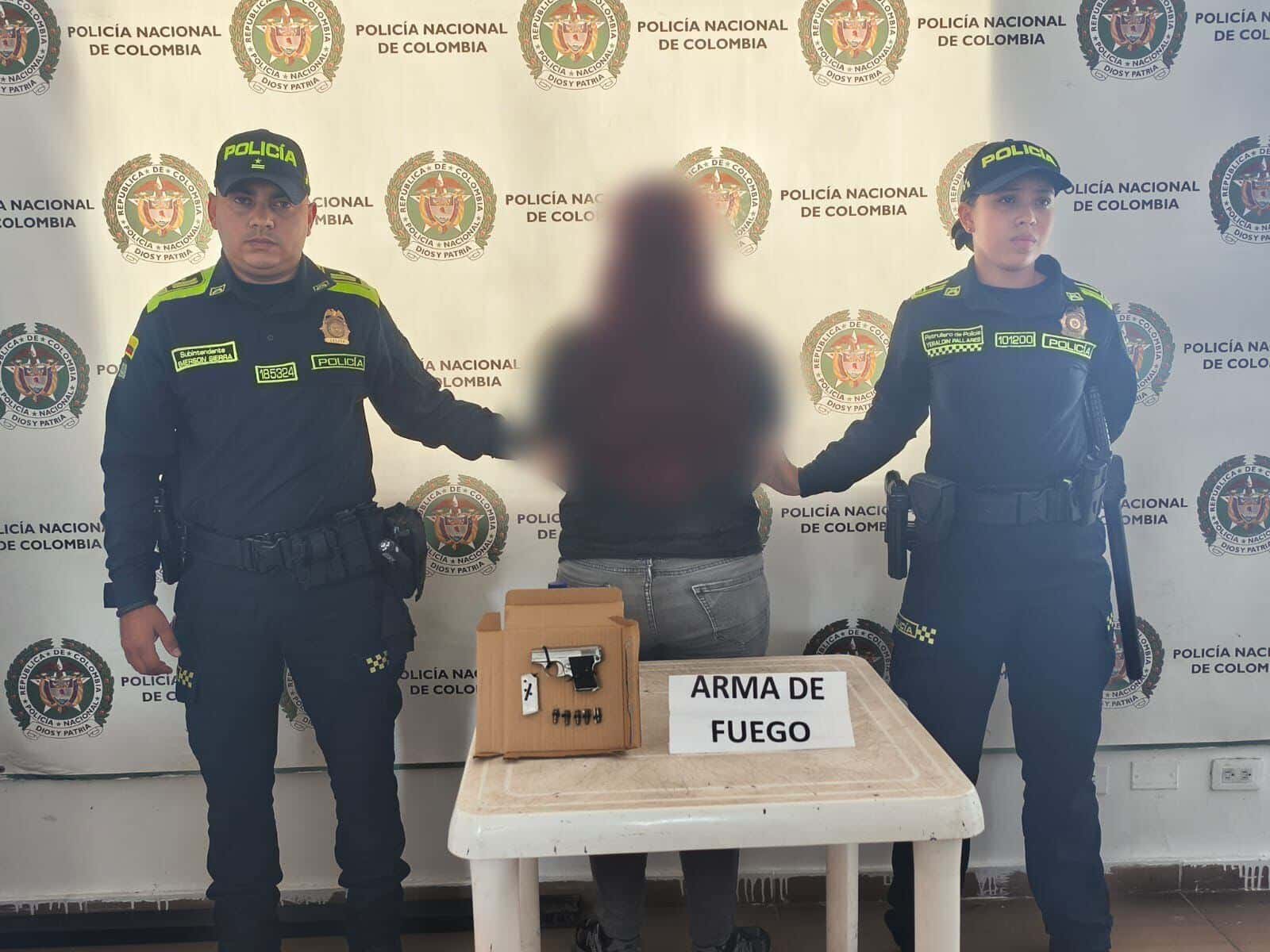 Capturan a funcionaria con arma en evento de Uribe