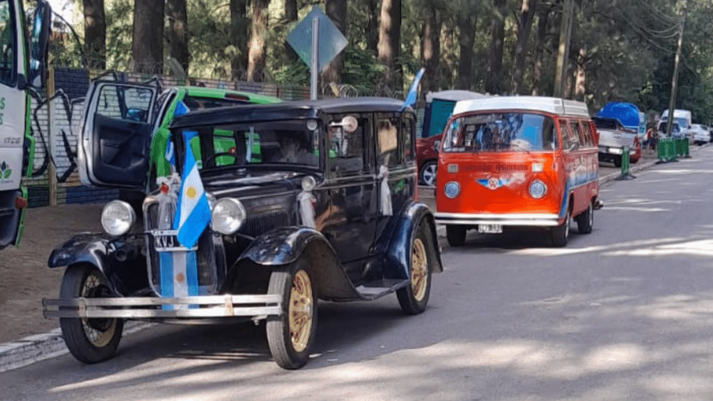 Caravana solidaria de autos clásicos en Monte Grande