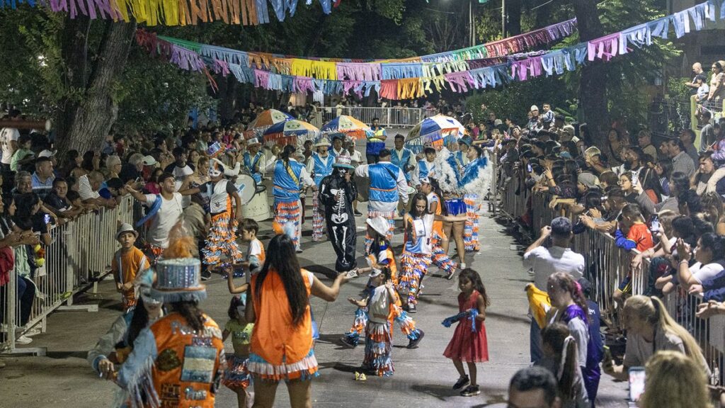 Carnaval desbordó Almirante Brown: Festejos multitudinarios