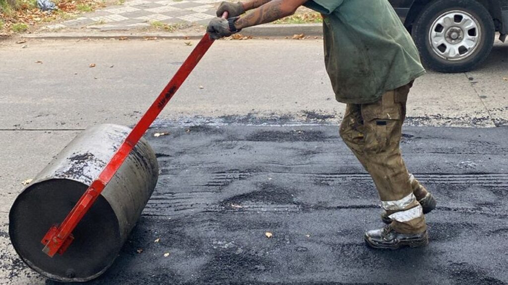 Continúan obras de bacheo en Monte Grande