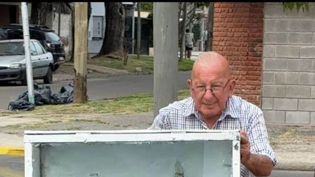 Jubilado vende manzanas caramelizadas en Lanús