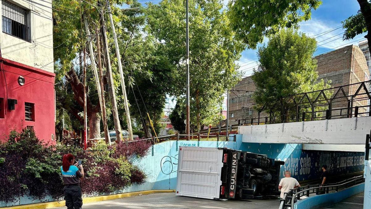 Lanús: Camión volcó en paso bajo nivel