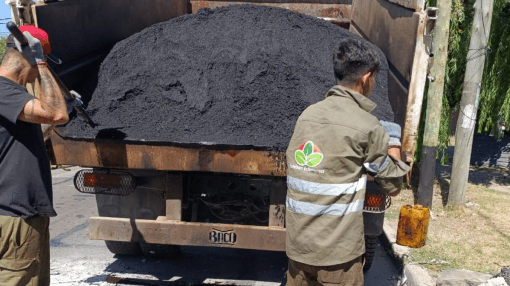 Monte Grande: Bacheo avanza para mejorar las calles