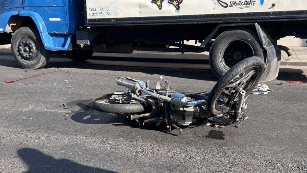 Monte Grande: choque entre moto y camión, heridos