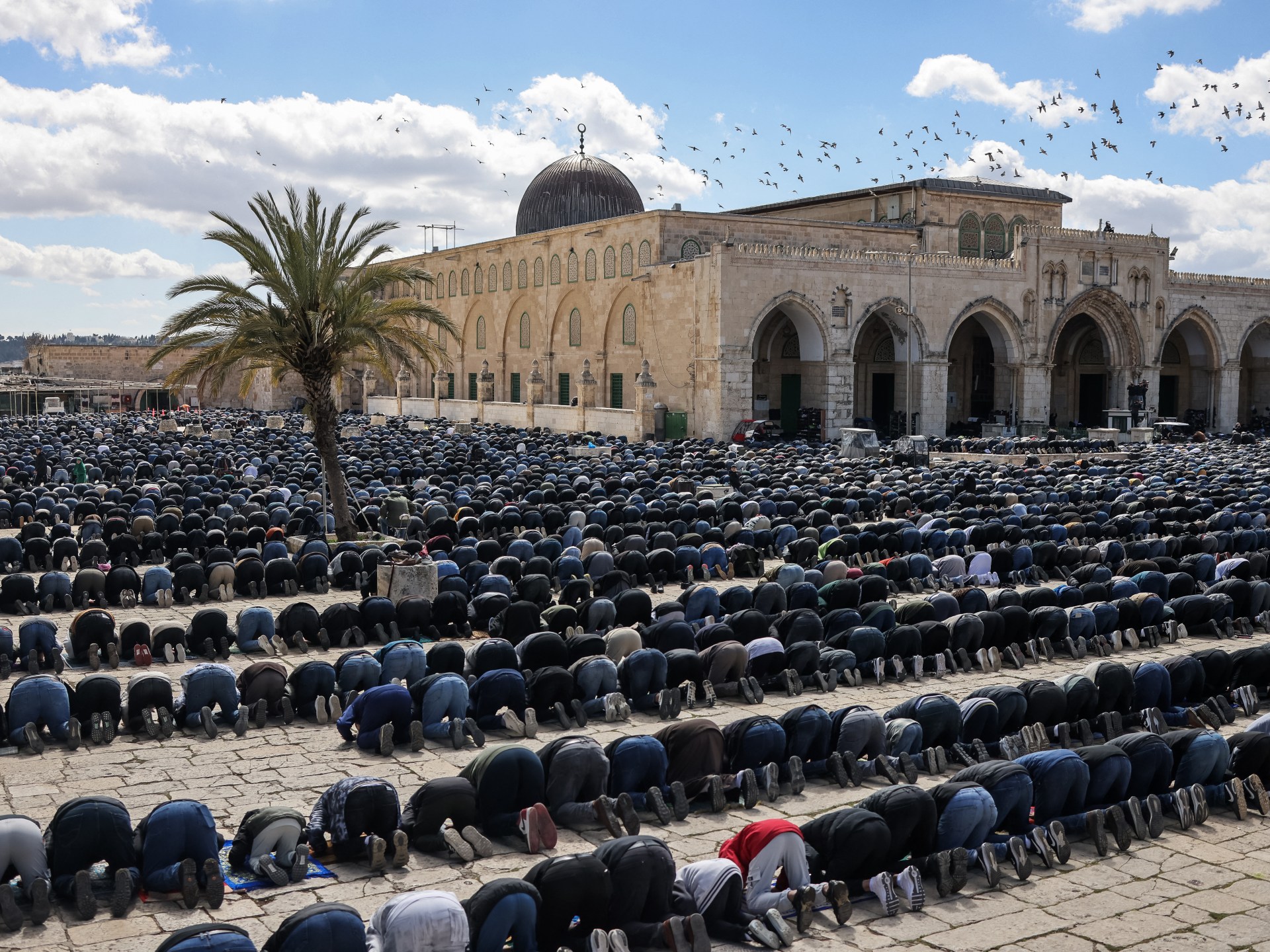 Oración masiva en Al-Aqsa en medio de tensiones
