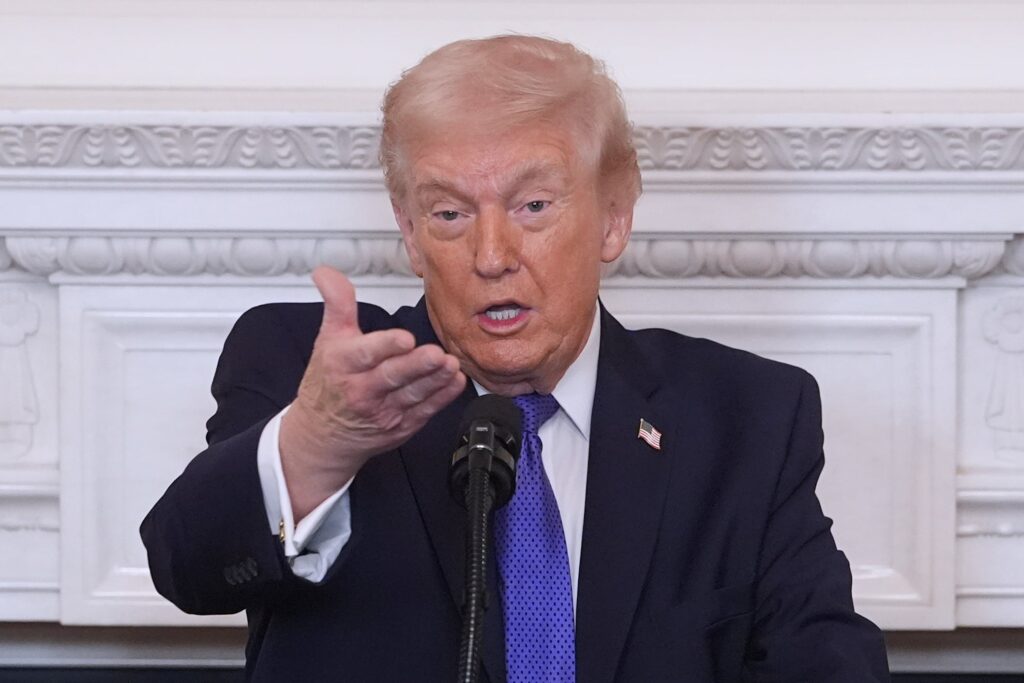 Trump impone arancel global del 10% tras fallo judicial