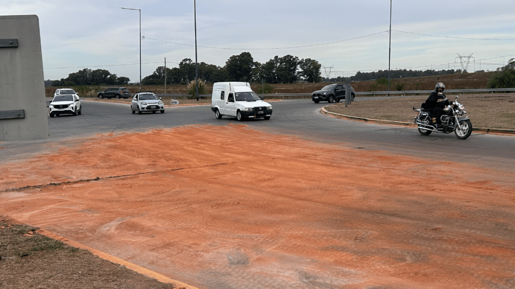 Vuelco de camión en Canning: Ladrillos sobre la Ruta 58