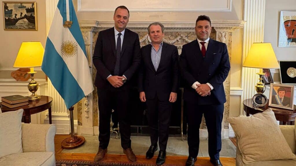 Adorni se reúne con inversionista inmobiliario en EEUU