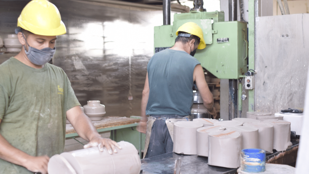 Cierre de fábrica en Monte Grande y suspensión de aranceles