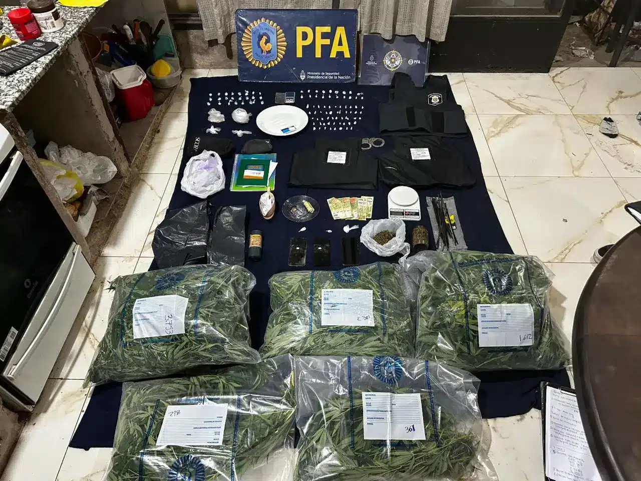 Desarticulan banda narco en Moreno: cuatro detenidos