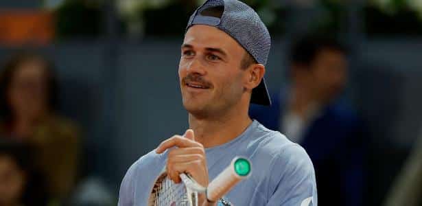 Fonseca a la cancha central en Indian Wells por Tommy Paul