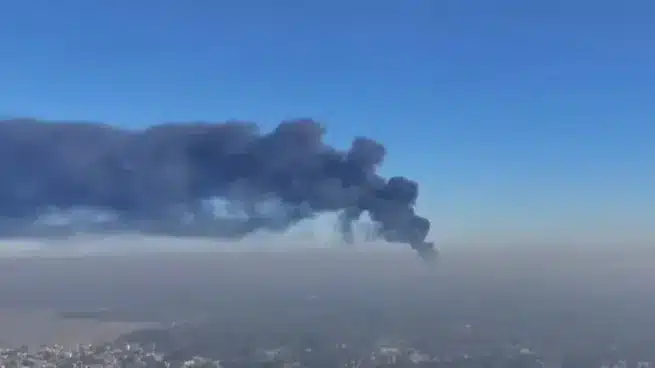 Grave incendio en fábrica de pinturas en Moreno