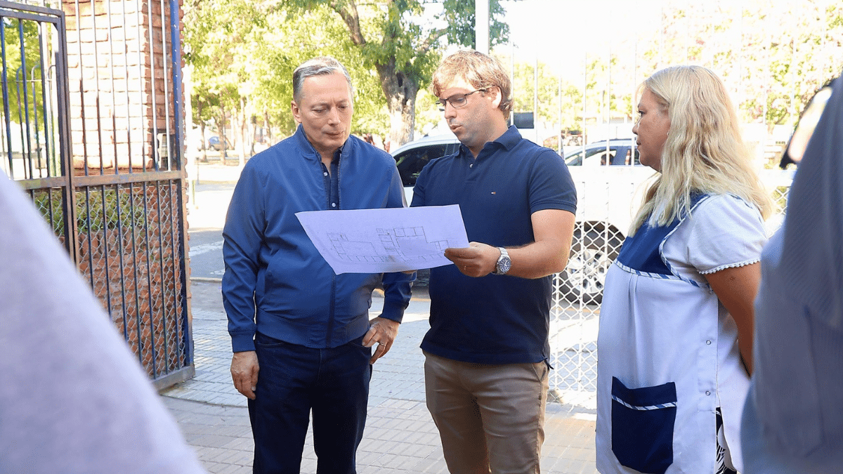 Gray supervisa obras en escuela de El Jagüel