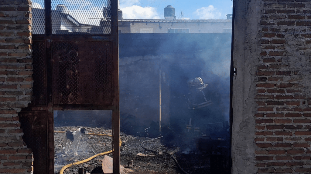 Incendio destruye vivienda y daña verdulería en Temperley