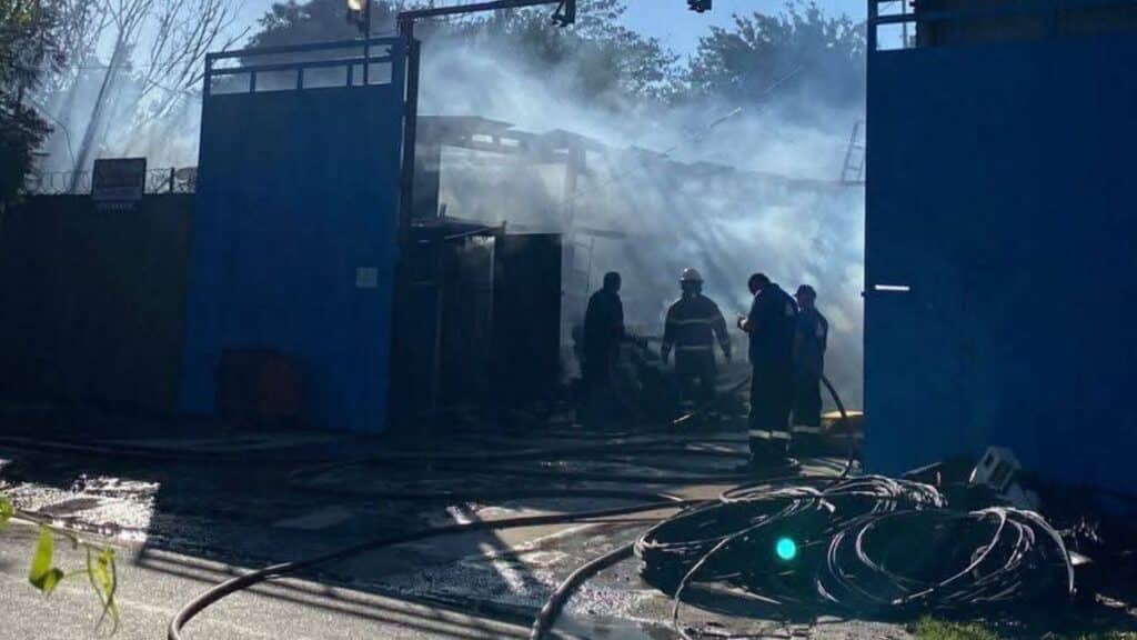 Incendio en Almirante Brown: depósito afecta una vivienda