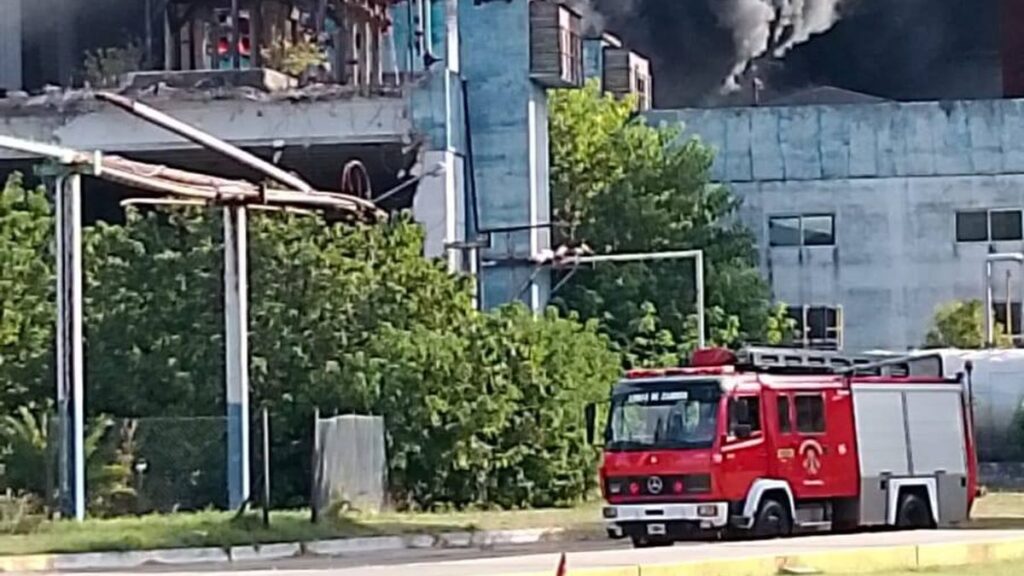 Incendio en fábrica de Llavallol: Cinco dotaciones de bomberos