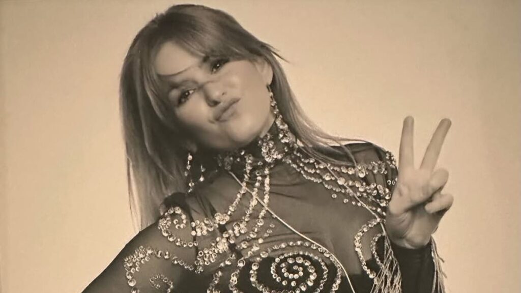 Isla Fisher celebra su divorcio en Nashville